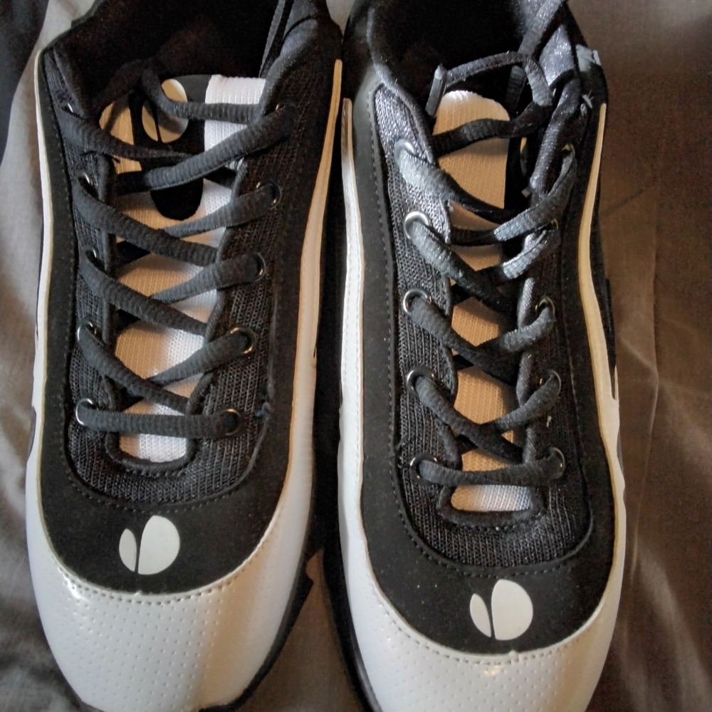 Brand new never warn Lo turf men's 8 1/2 golf/ baseball turf shoes